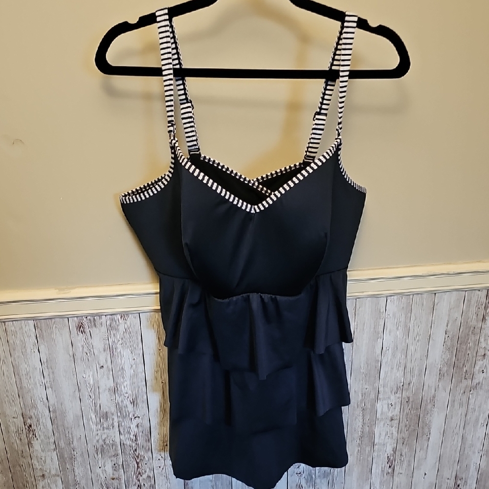 A8# Chic Navy Tiered Women's Swimsuit Top